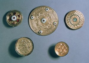 Pingentes de discos em madrepérola, anglo-saxões (ouro, prata dourada e pedras semipreciosas)